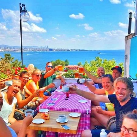 Cheers Vintage Hostel Istanbul Exteriör bild A typical rooftop party