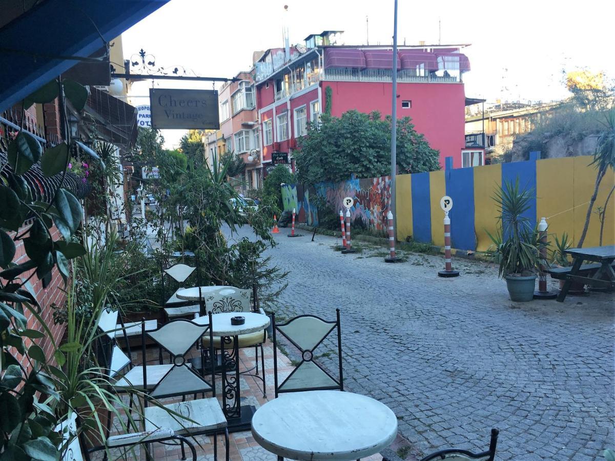 Cheers Vintage Hostel Istanbul Exteriör bild The courtyard of the restaurant