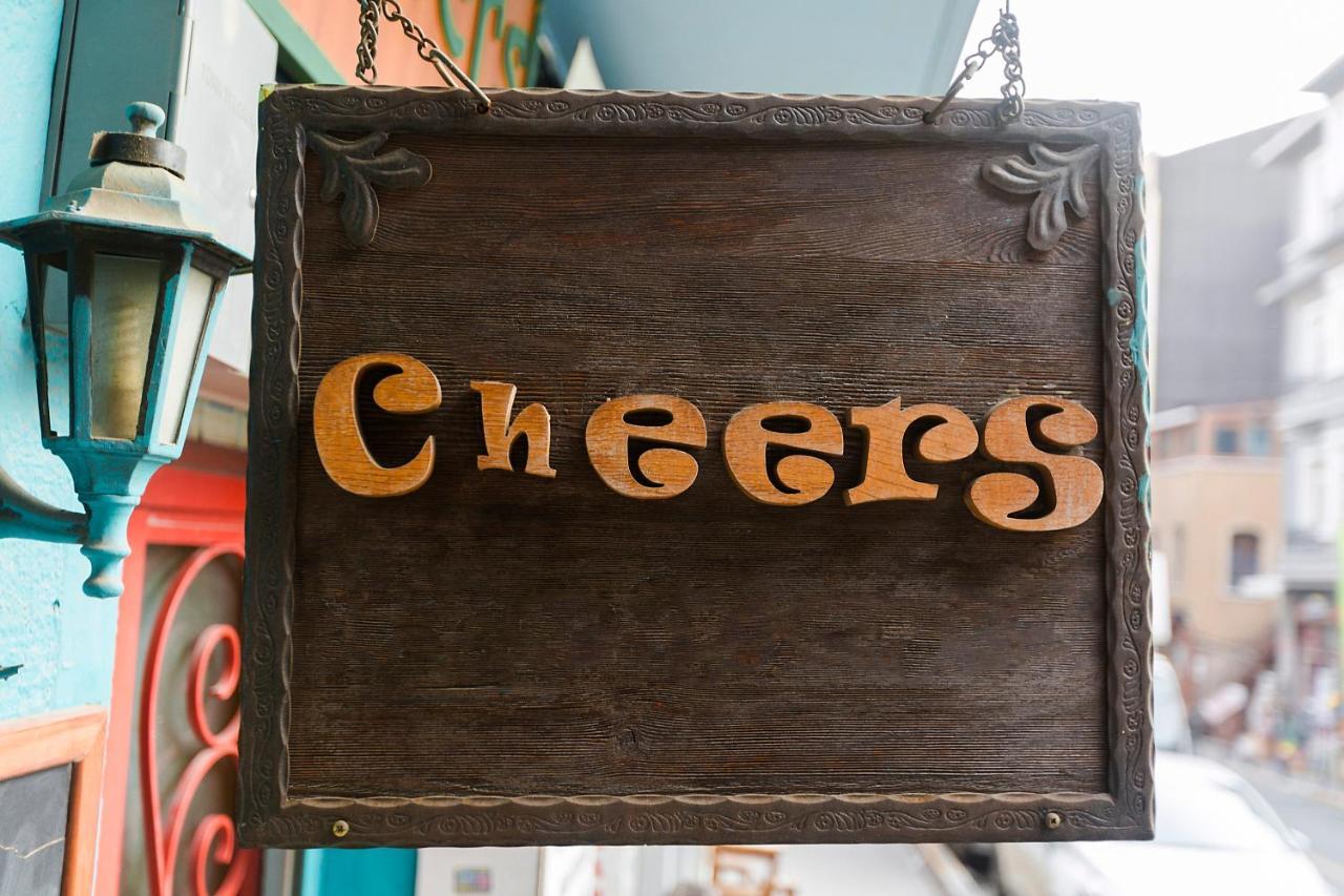Cheers Vintage Hostel Istanbul Exteriör bild Cheers sign