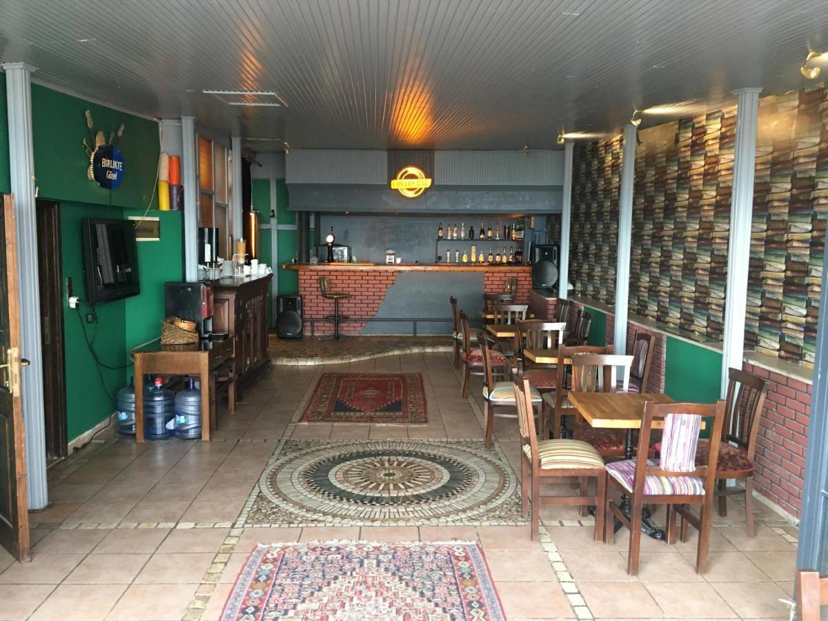 Cheers Vintage Hostel Istanbul Exteriör bild The interior of the restaurant