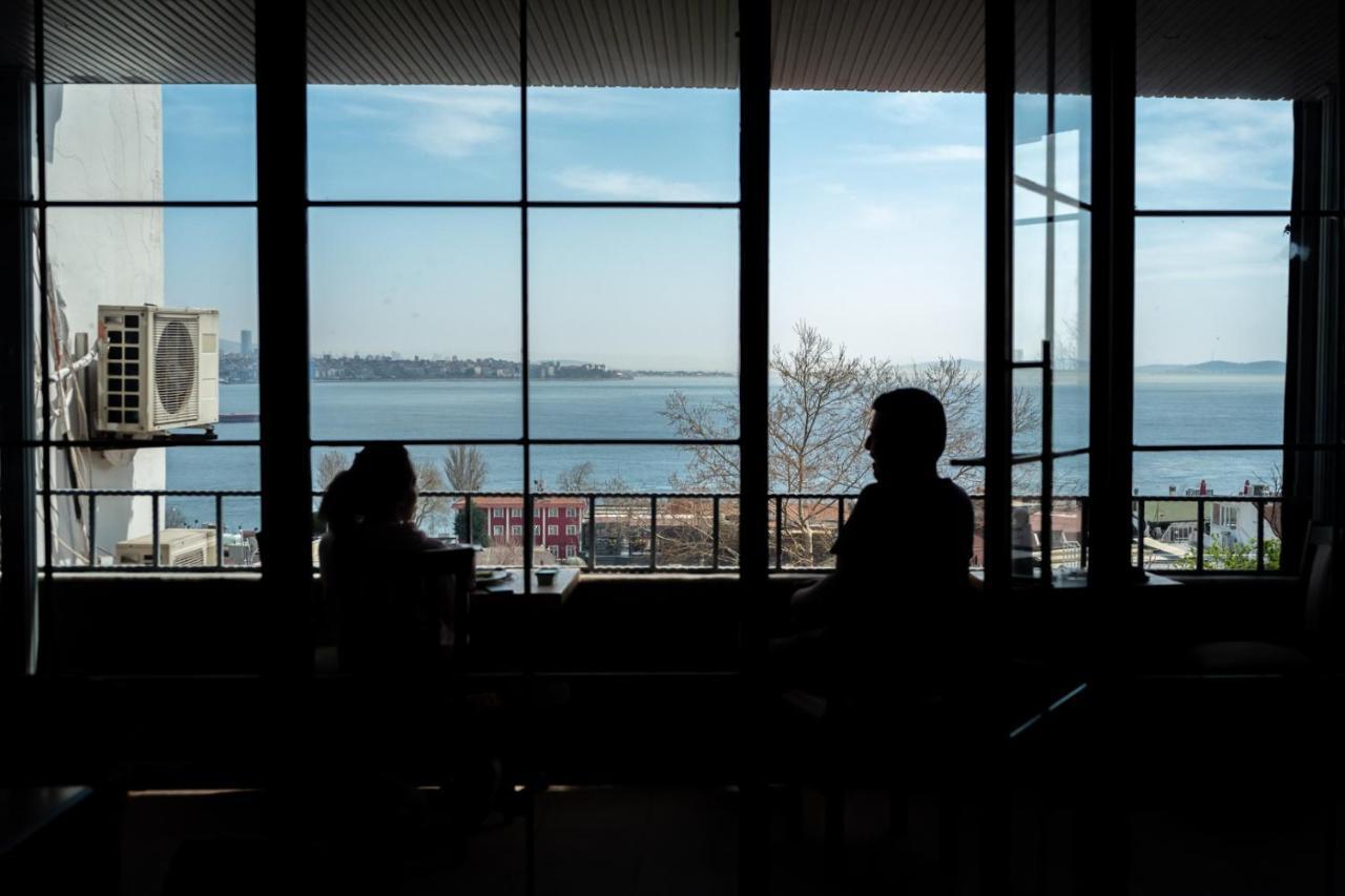 Cheers Vintage Hostel Istanbul Exteriör bild View from the library