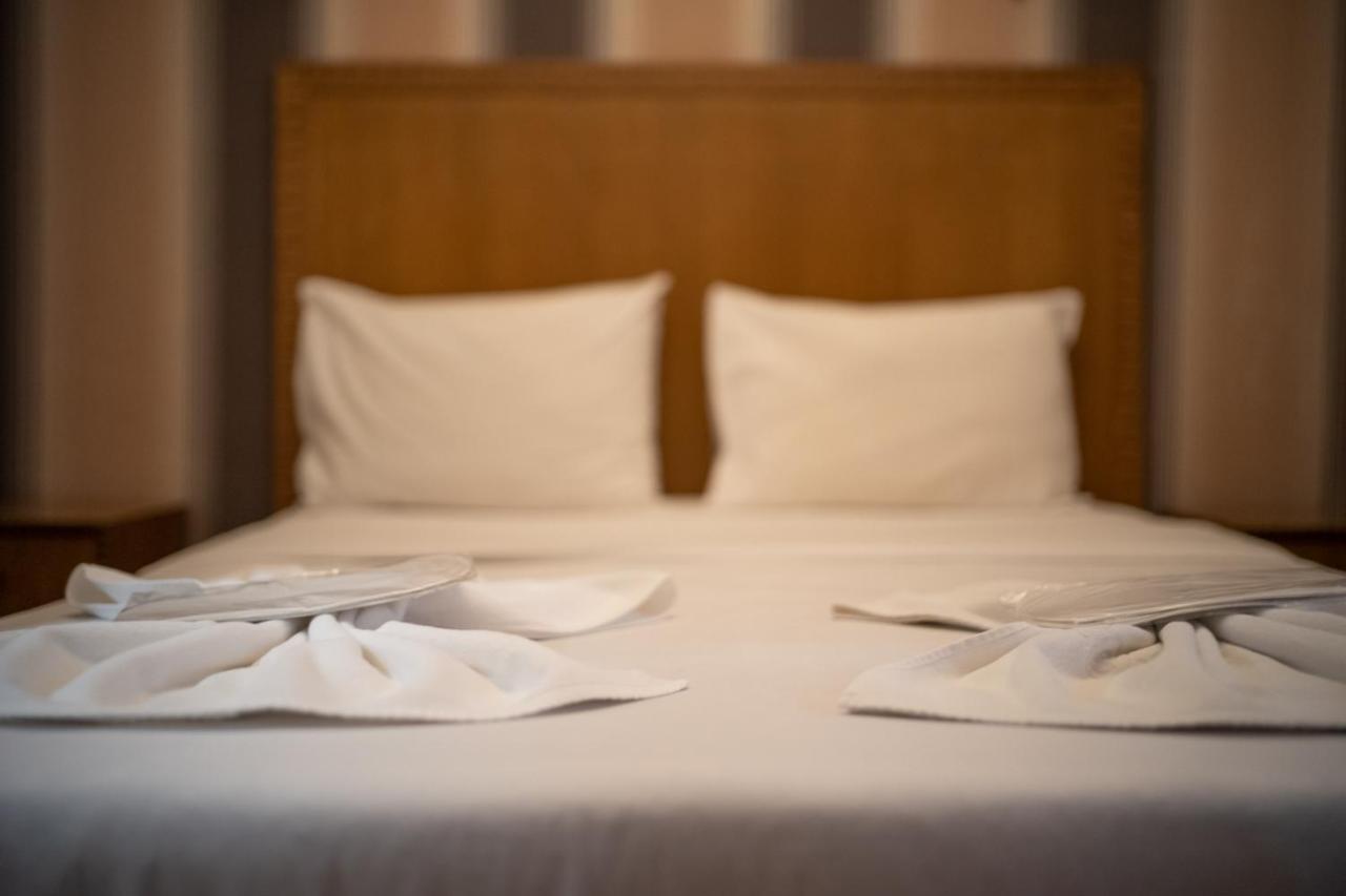 Cheers Vintage Hostel Istanbul Exteriör bild A bed with pillows
