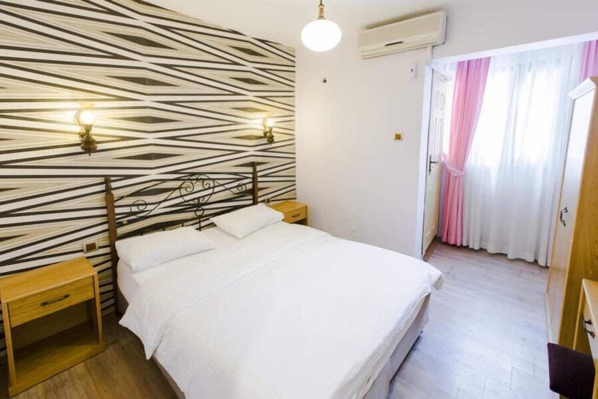 Cheers Vintage Hostel Istanbul Exteriör bild A bedroom in a hotel