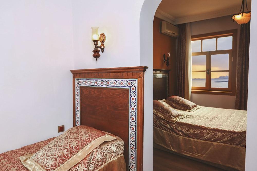 Cheers Vintage Hostel Istanbul Exteriör bild A room at the hotel