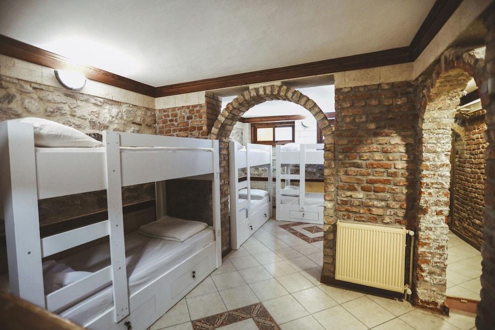 Cheers Vintage Hostel Istanbul Exteriör bild Hostel in Prague