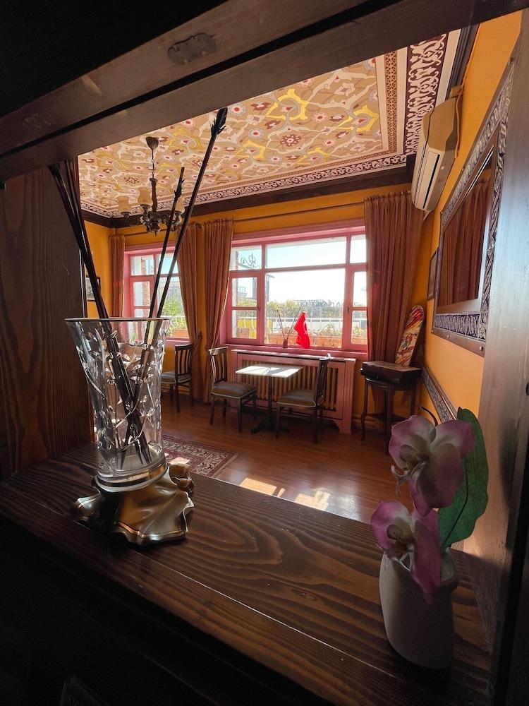 Cheers Vintage Hostel Istanbul Exteriör bild The interior of the house