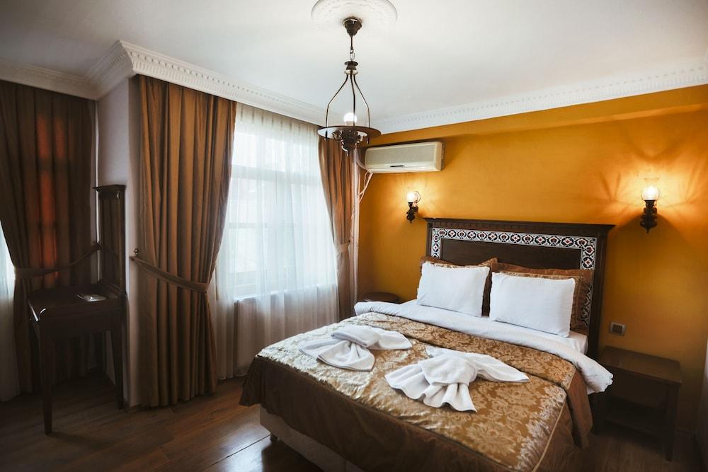 Cheers Vintage Hostel Istanbul Exteriör bild A bedroom at the hotel