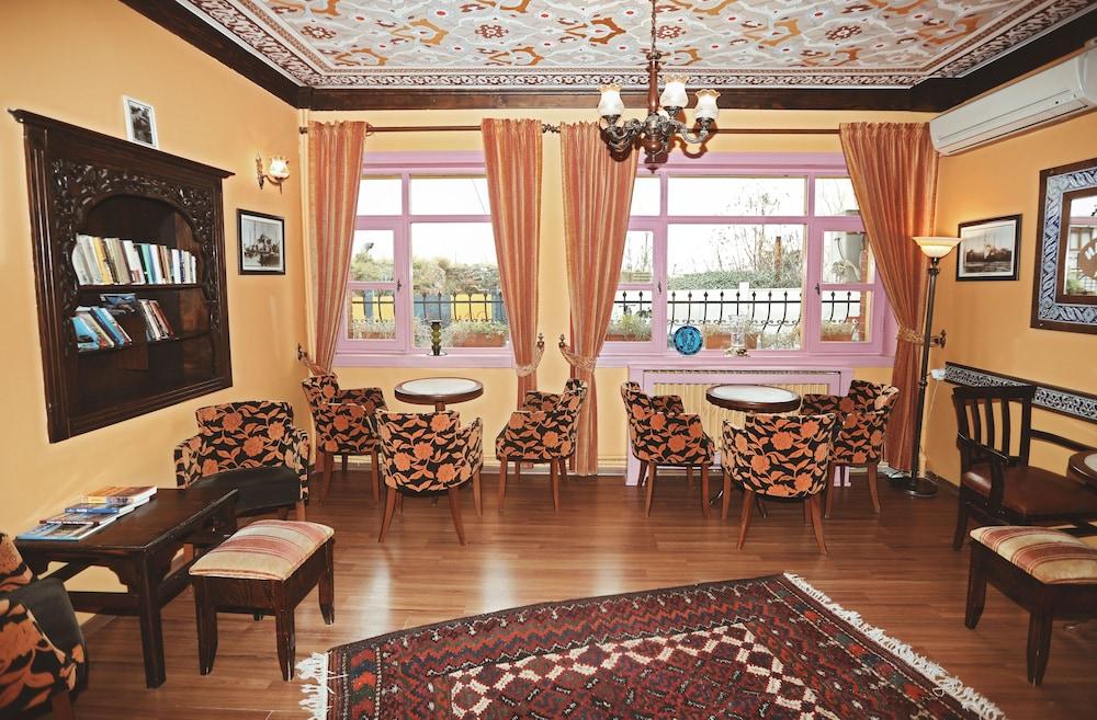 Cheers Vintage Hostel Istanbul Exteriör bild Interior of the library