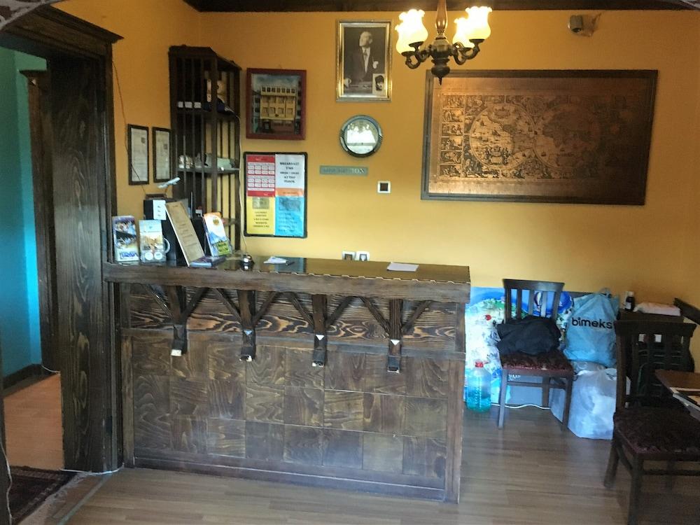 Cheers Vintage Hostel Istanbul Exteriör bild The front desk at the station