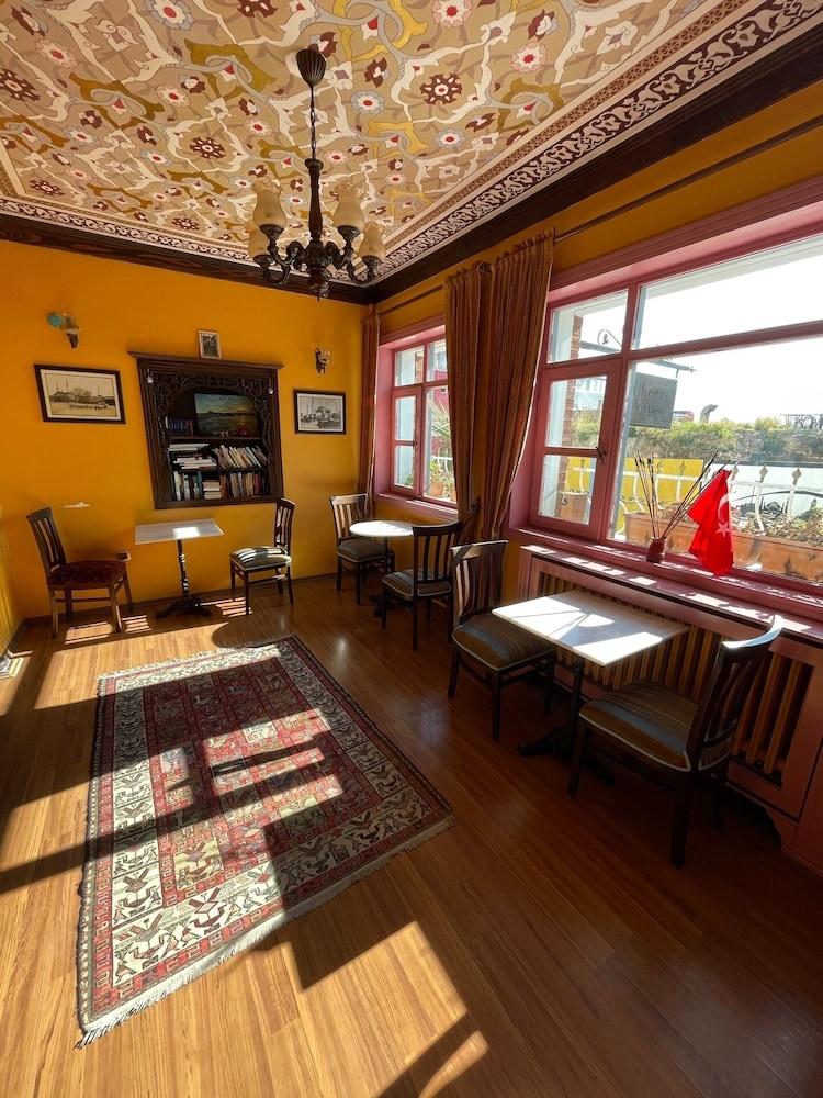 Cheers Vintage Hostel Istanbul Exteriör bild The interior of the cafe