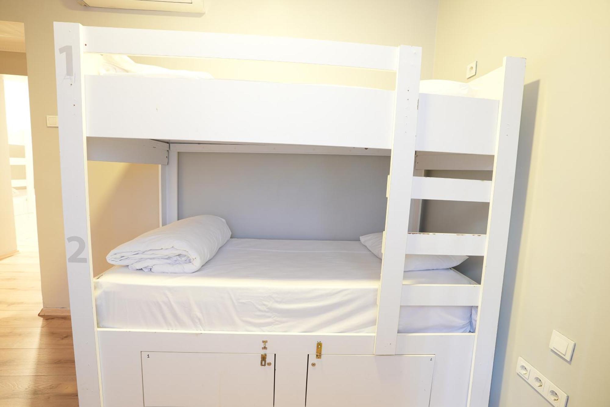 Cheers Vintage Hostel Istanbul Exteriör bild A bunk bed