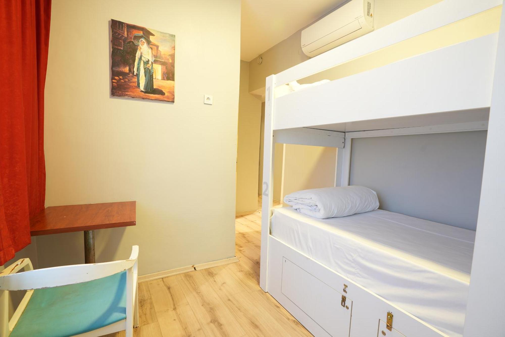Cheers Vintage Hostel Istanbul Exteriör bild Hostel room in Prague