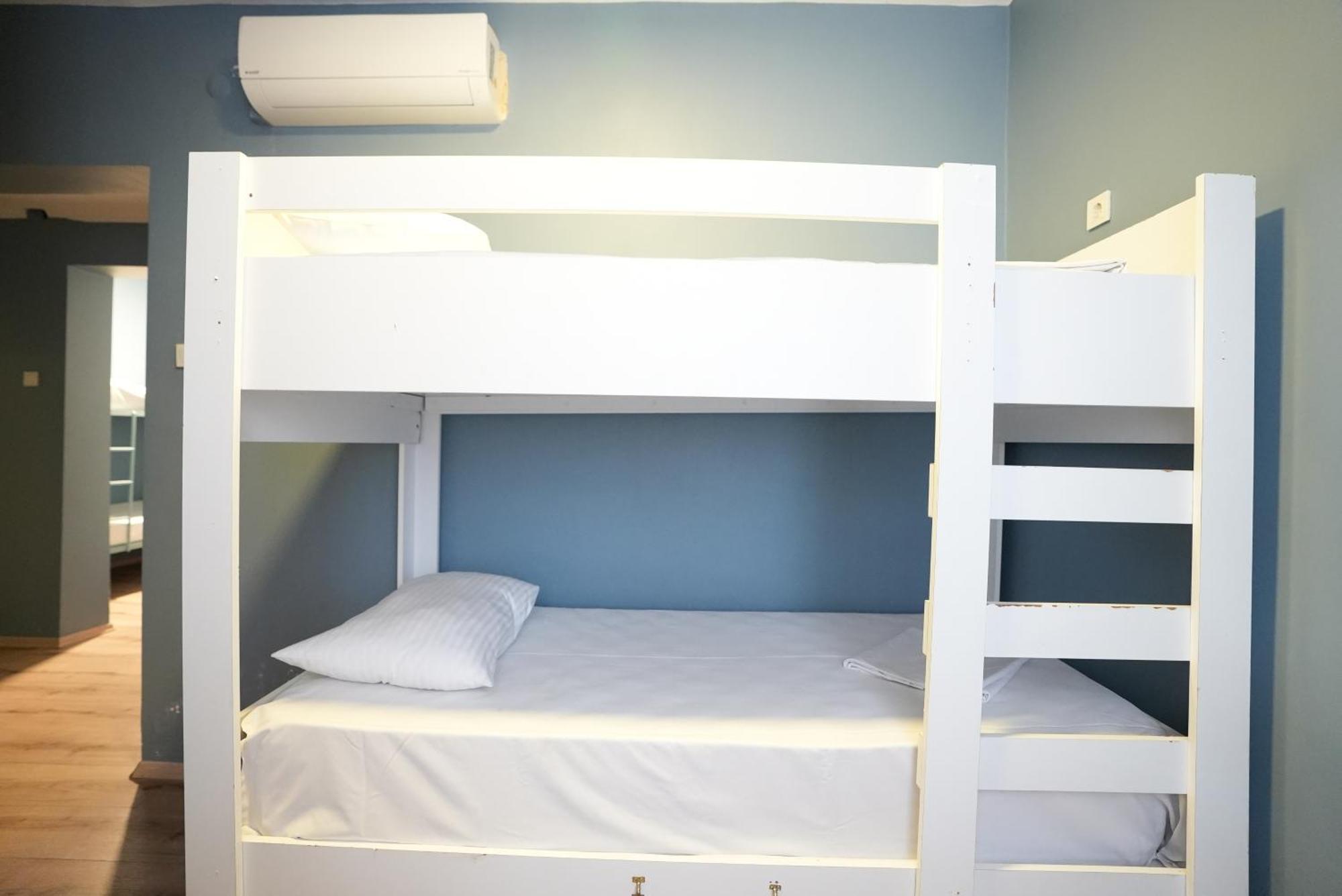 Cheers Vintage Hostel Istanbul Exteriör bild A bunk bed