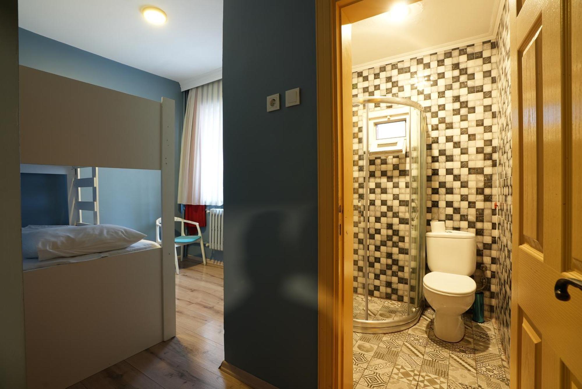 Cheers Vintage Hostel Istanbul Exteriör bild A room at the hotel