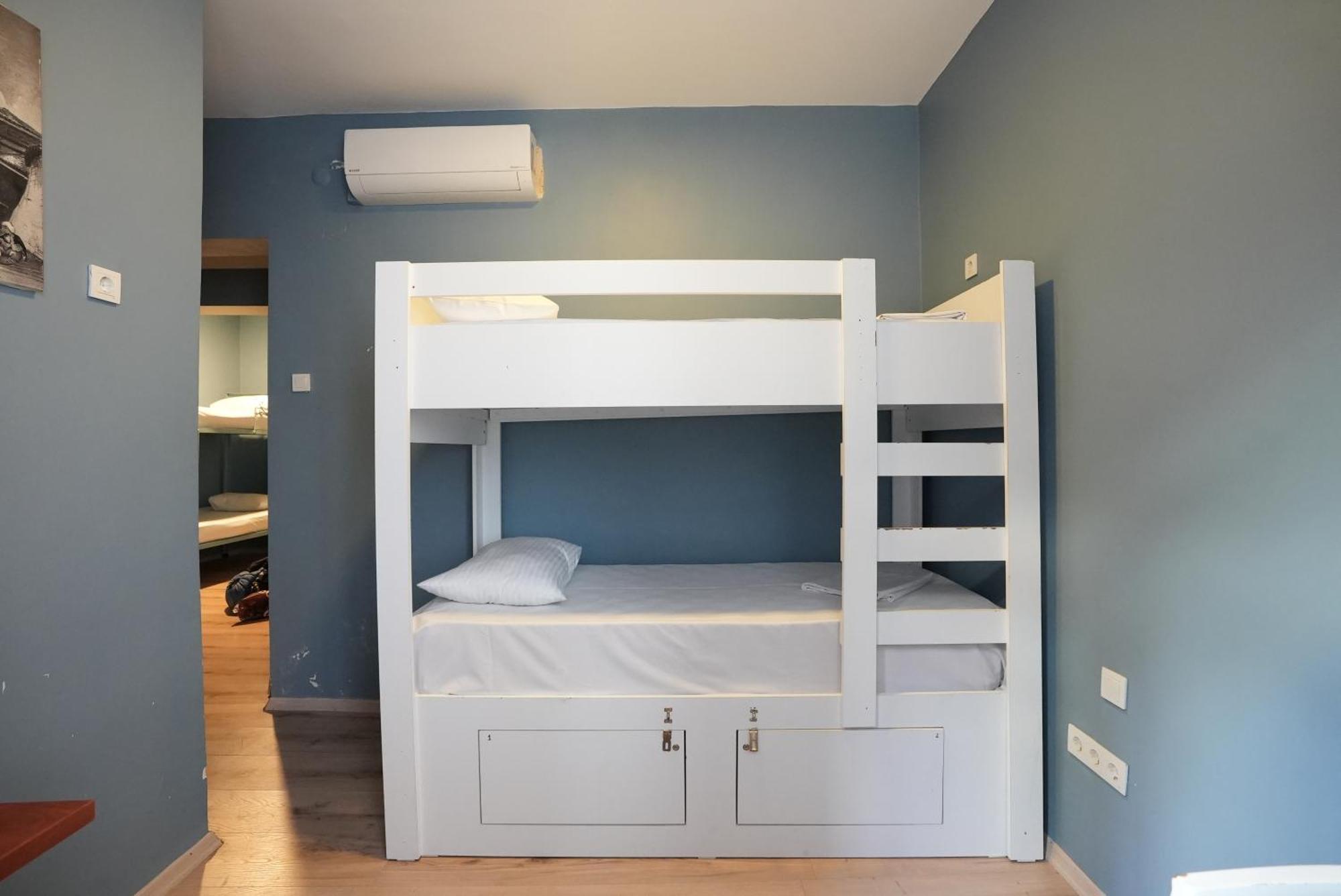Cheers Vintage Hostel Istanbul Exteriör bild A bunk bed