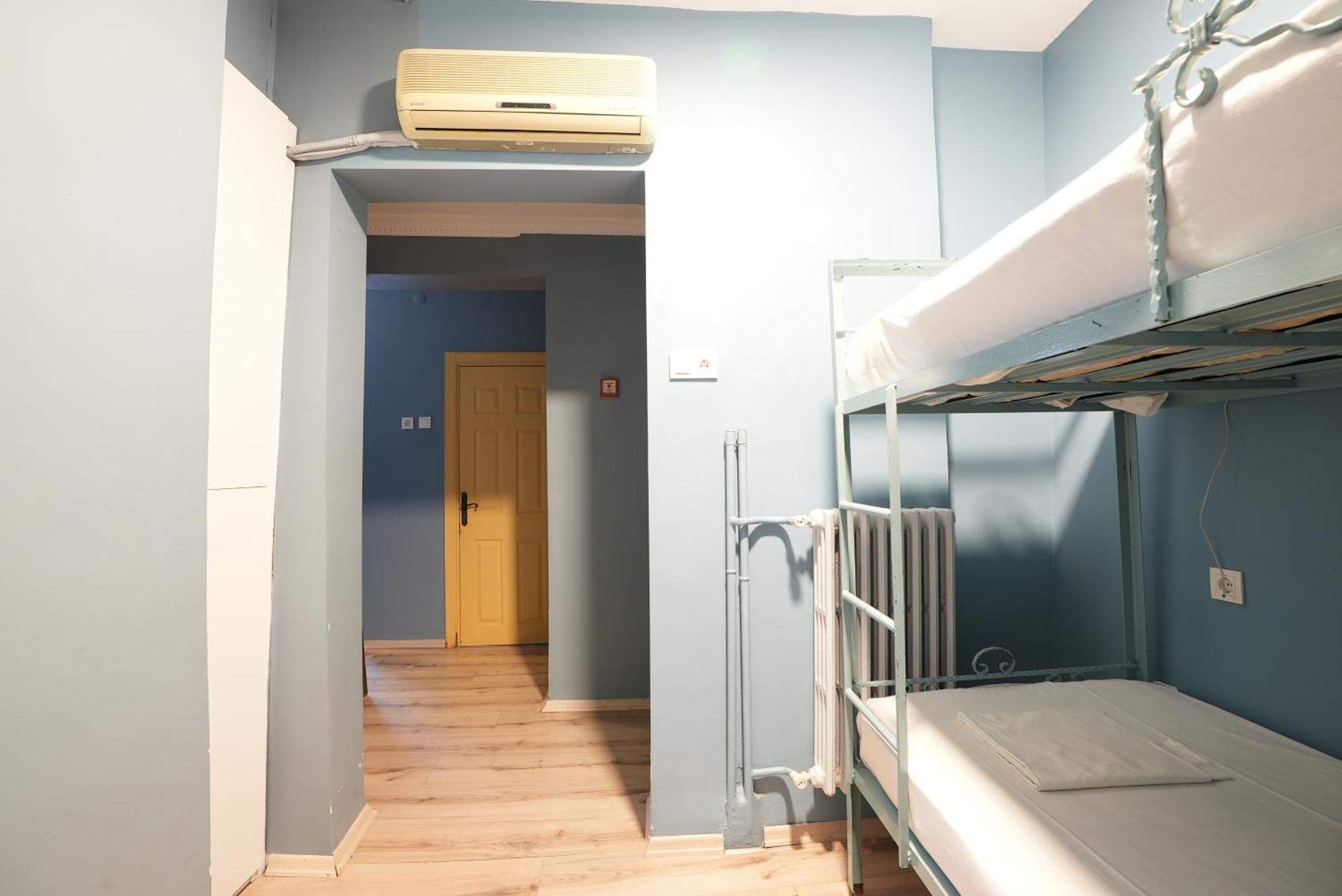Cheers Vintage Hostel Istanbul Exteriör bild Hostel room in Madrid, Spain