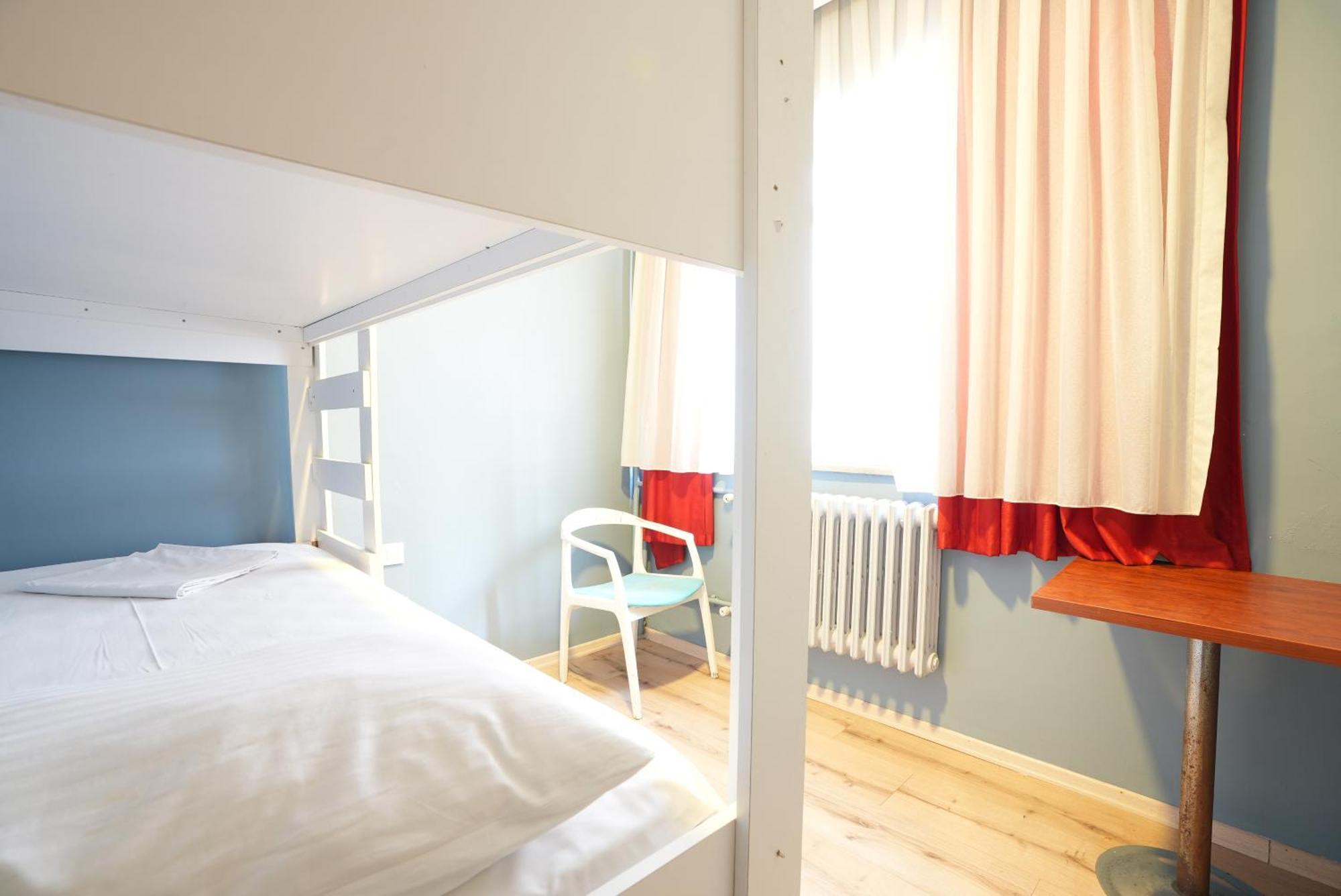 Cheers Vintage Hostel Istanbul Exteriör bild A typical room at the hotel