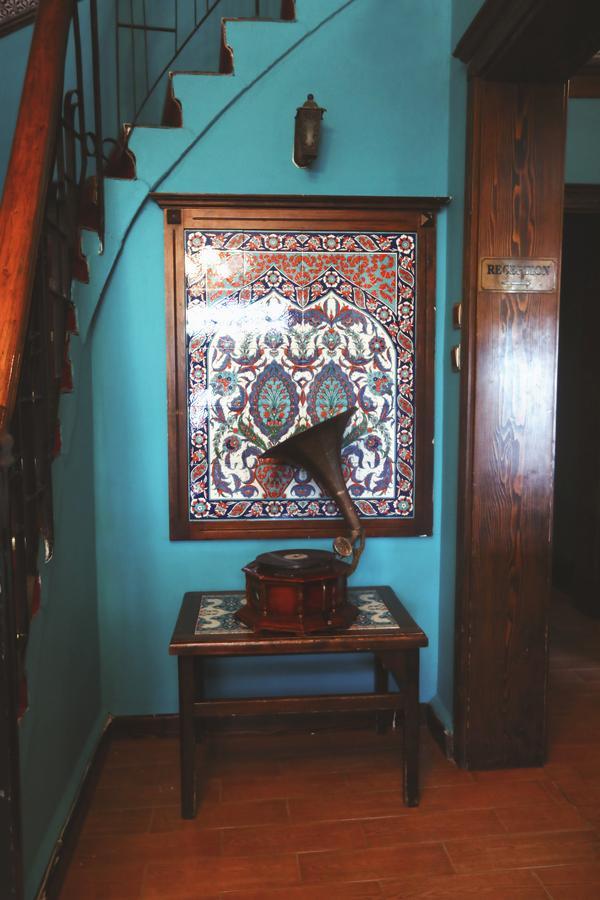 Cheers Vintage Hostel Istanbul Exteriör bild A gramophone in the museum
