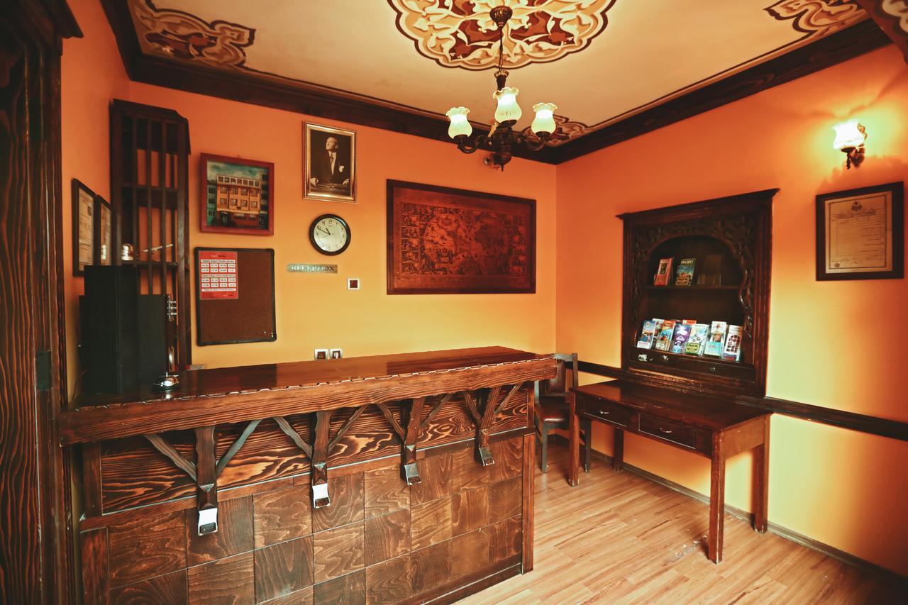 Cheers Vintage Hostel Istanbul Exteriör bild Reception