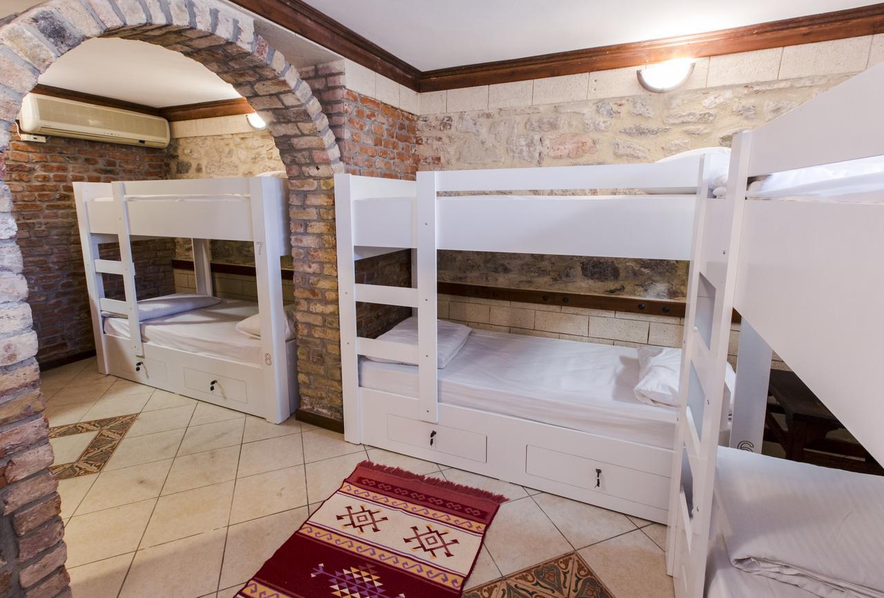 Cheers Vintage Hostel Istanbul Exteriör bild Hostel room in the UK