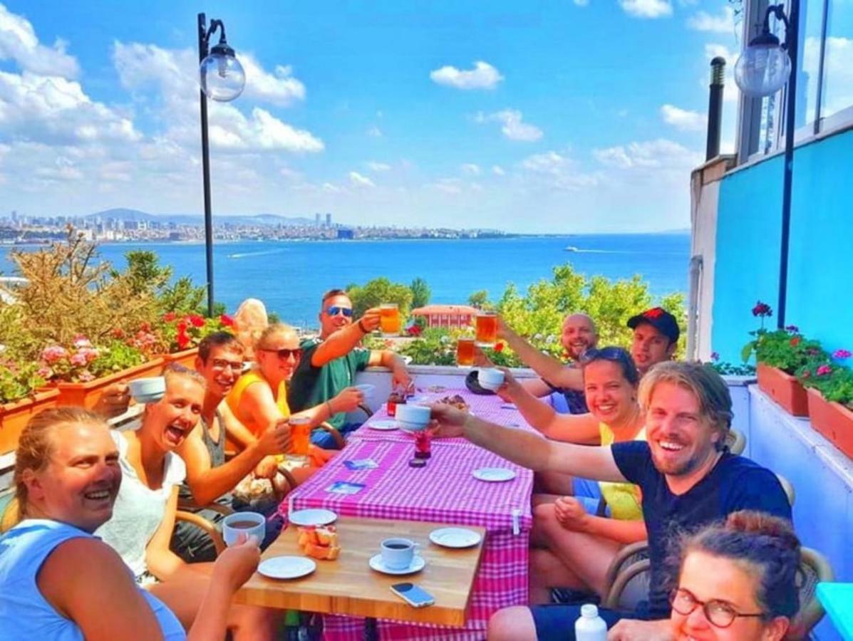 Cheers Vintage Hostel Istanbul Exteriör bild A typical rooftop party