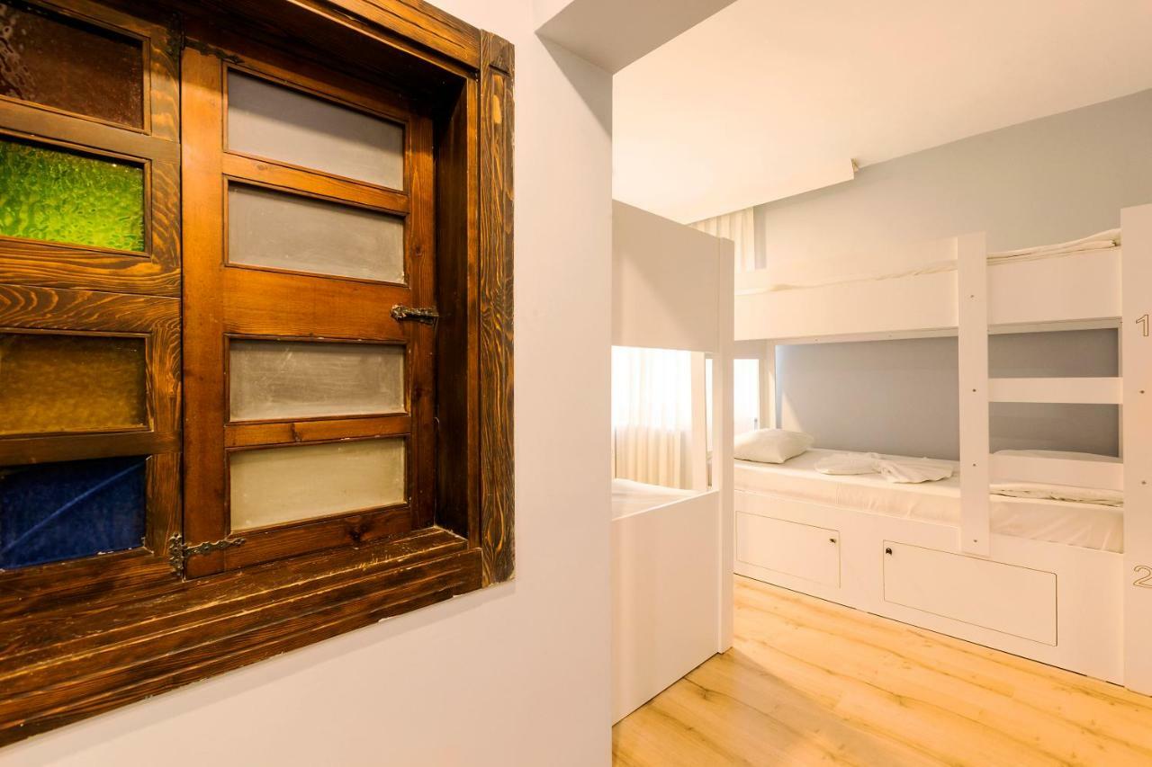 Cheers Vintage Hostel Istanbul Exteriör bild A room at the hostel
