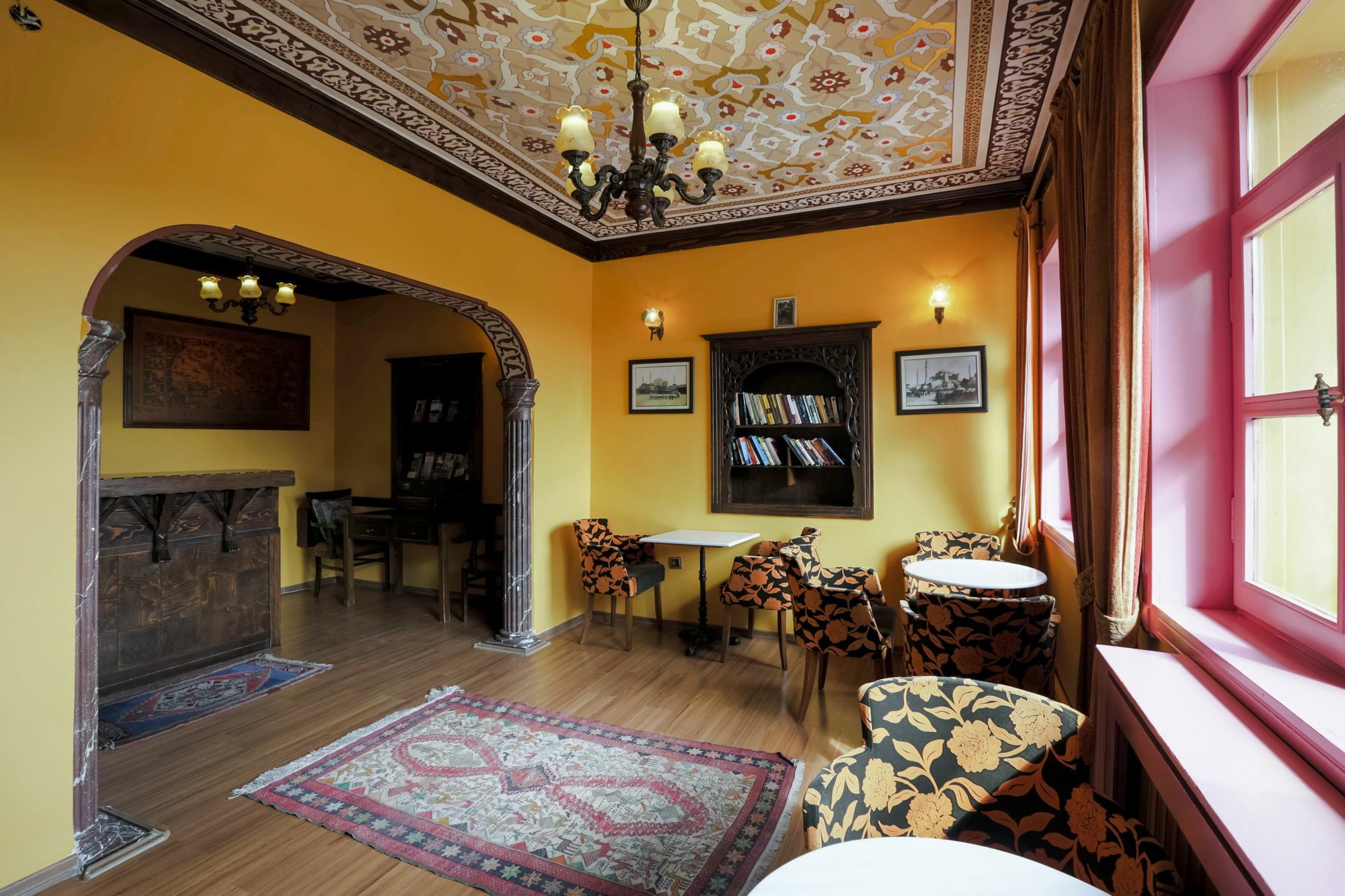 Cheers Vintage Hostel Istanbul Exteriör bild Interior of the house