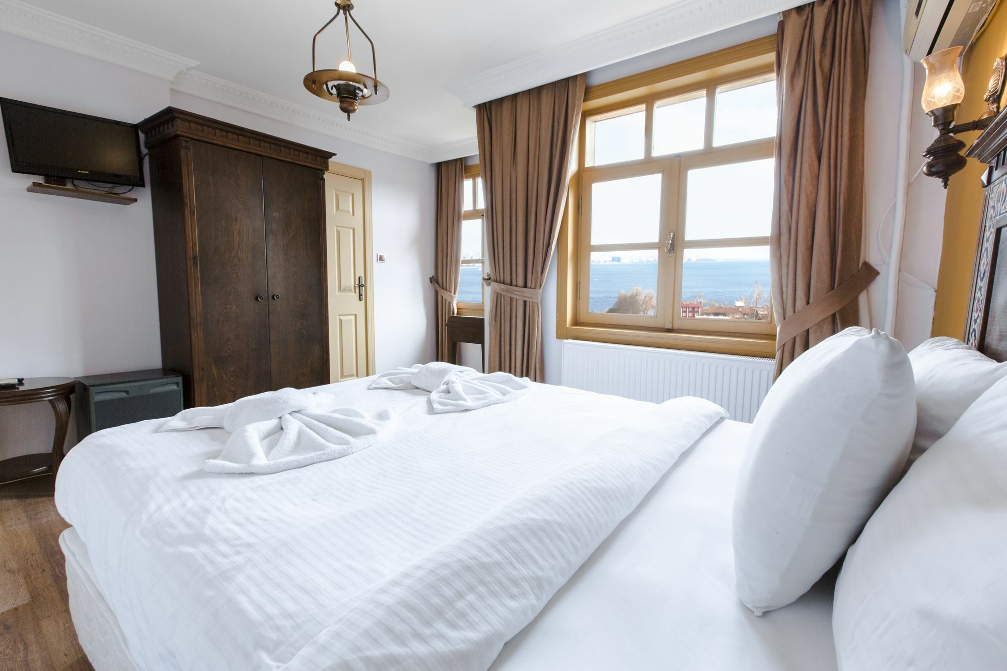 Cheers Vintage Hostel Istanbul Exteriör bild A bedroom in a hotel