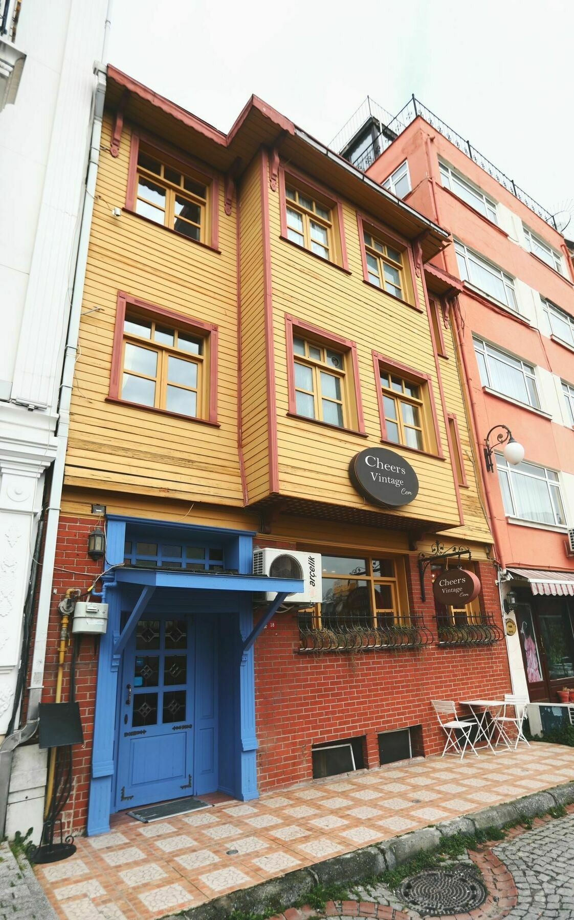 Cheers Vintage Hostel Istanbul Exteriör bild A typical house in Çukurcuma
