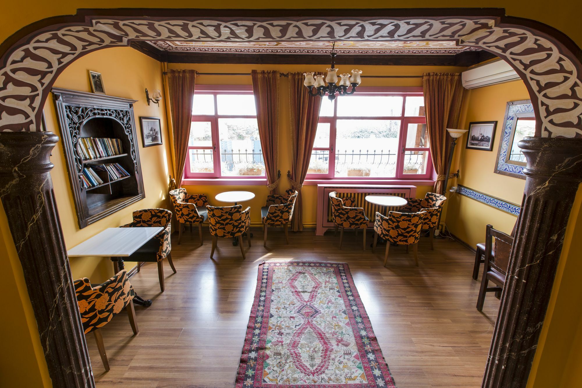 Cheers Vintage Hostel Istanbul Exteriör bild Interior of the library