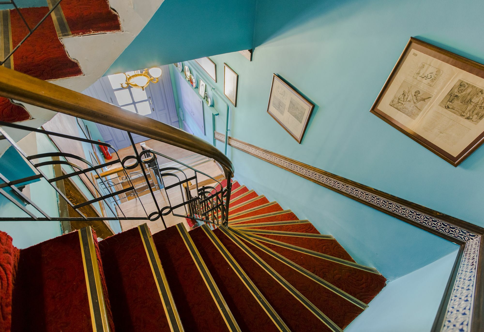 Cheers Vintage Hostel Istanbul Exteriör bild Staircase