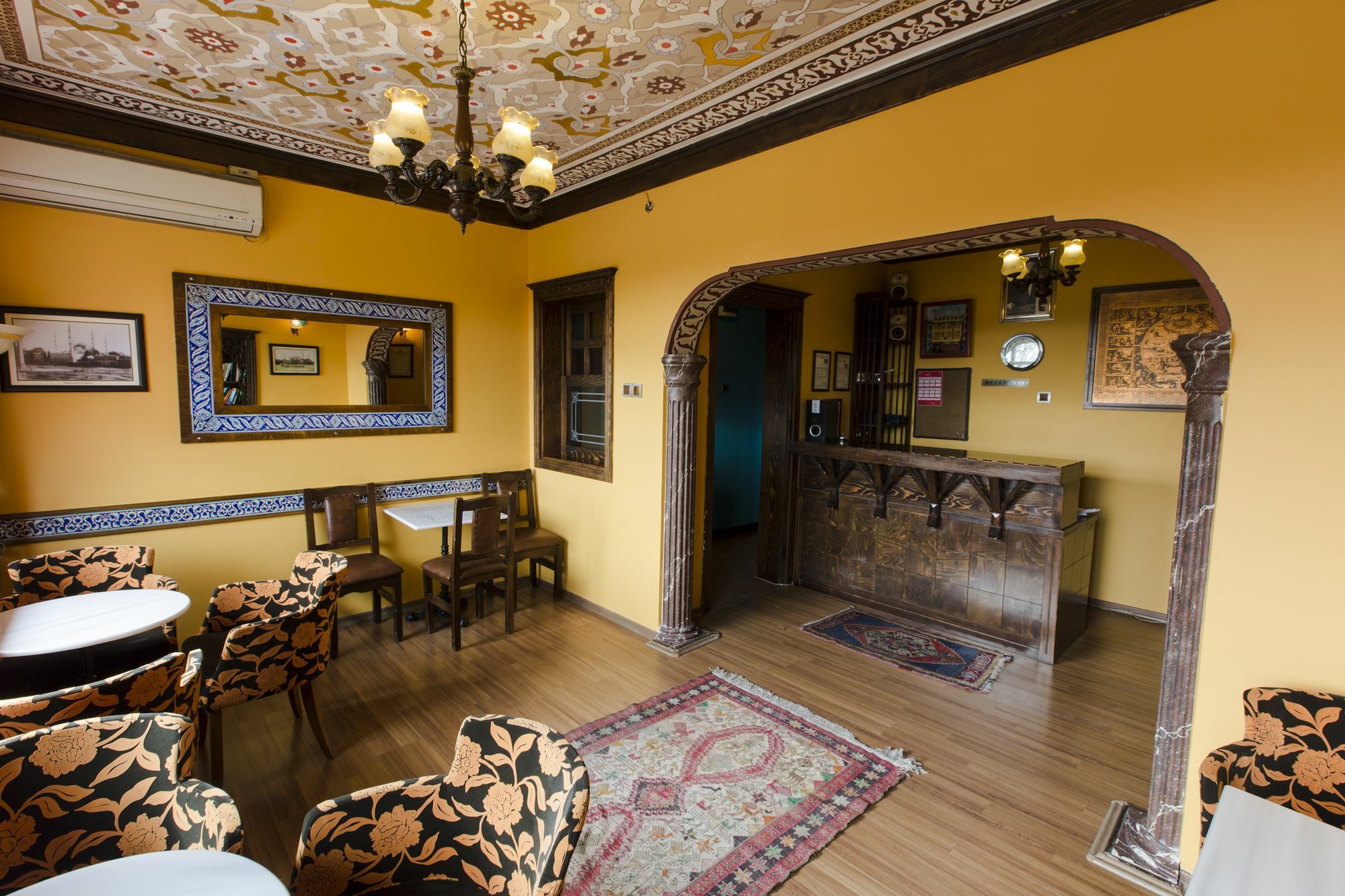 Cheers Vintage Hostel Istanbul Exteriör bild Interior of the restaurant